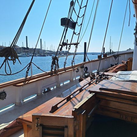 Historic Wooden Ship 'Ursula' Hotel East Cowes Kültér fotó