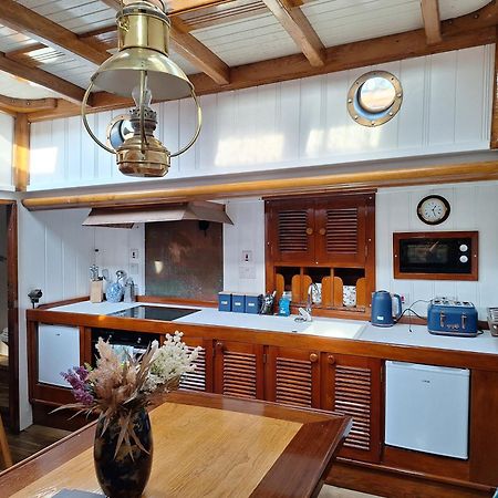 Historic Wooden Ship 'Ursula' Hotel East Cowes Kültér fotó